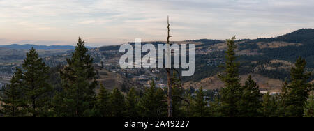 Schöne Antenne Panoramablick auf eine kanadische Stadt, Kamloops, während ein bunter Sommer Sonnenaufgang. Im Innenraum British Columbia, Kanada. Stockfoto