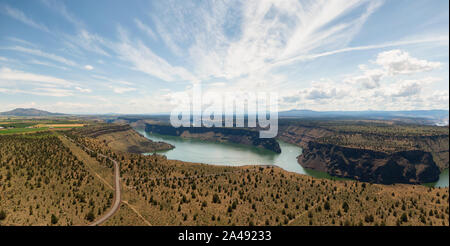 Schöne Luftaufnahme der Cove Palisades State Park während einer bewölkt und sonnig Sommertag. In Oregon, Vereinigte Staaten von Amerika übernommen. Stockfoto