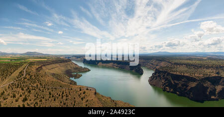 Schöne Luftaufnahme der Cove Palisades State Park während einer bewölkt und sonnig Sommertag. In Oregon, Vereinigte Staaten von Amerika übernommen. Stockfoto
