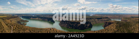 Schöne Luftaufnahme der Cove Palisades State Park während einer bewölkt und sonnig Sommertag. In Oregon, Vereinigte Staaten von Amerika übernommen. Stockfoto