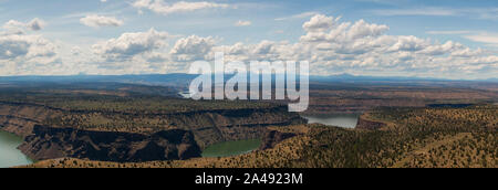Schöne Luftaufnahme der Cove Palisades State Park während einer bewölkt und sonnig Sommertag. In Oregon, Vereinigte Staaten von Amerika übernommen. Stockfoto
