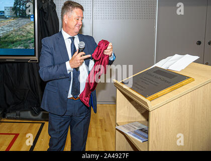 SNP MSP, Keith Brown die Enthüllung der Plakette im Rahmen der Eröffnungsfeier. Clackmannanshire Rat und die Mitglieder der Regierung und Wirtschaft offiziell eröffnet die neue £ 15 m Stand der Technik Grundschule und Kindergarten für beide Abercrombie Primär- und Hl. Bernadette RC Primär- und Tulach Gärtnerei die alte zu ersetzen, die Alterung der Gebäude. Das Gebäude, tullibody South Campus ist Gastgeber der 2 Schulen, Kindergarten und in der Bibliothek vor Ort. Das Gebäude wurde von Delegieren Leiter der Scottish National Party und Clackmannanshire und Dunblane MSP Keith Brown eröffnet. Stockfoto