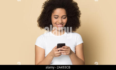 Happy biracial tausendjährigen Mädchen lächeln mit modernen Handys Stockfoto