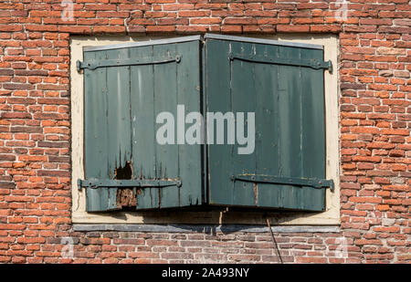 Vintage hölzerne Fensterläden schliessen Sie das Fenster in einen Stein mauer. Stockfoto