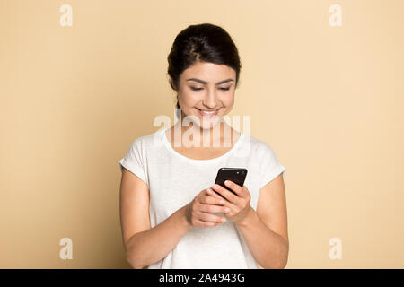 Happy ethnischen Mädchen lächeln mit modernen Smartphone SMS Stockfoto