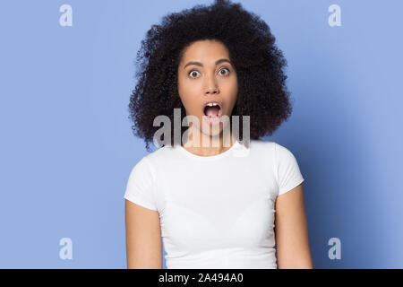 Schockiert afrikanische amerikanische Mädchen fühlen sich durch Verkauf betäubt Stockfoto