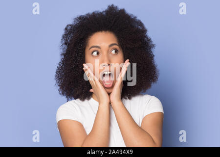 African American Girl durch erstaunliche Verkauf Angebot betäubt Schockiert Stockfoto