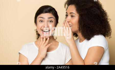 Happy multiethnischen tausendjährigen Freundinnen Klatsch teilen Geheimnisse Stockfoto