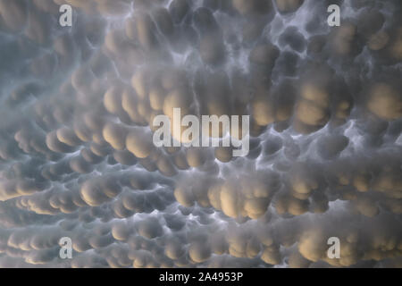 Mammatus Wolken unter den Amboss der Great Plains Gewitter Stockfoto
