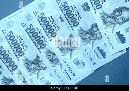 Fünf hundert tausend Vietnamesische Dong hautnah. Geld Hintergrund blau getönt Stockfoto