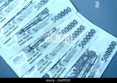 Fünf hundert tausend Vietnamesische Dong hautnah. Geld Hintergrund blau getönt Stockfoto