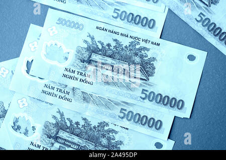 Fünf hundert tausend Vietnamesische Dong hautnah. Geld Hintergrund blau getönt Stockfoto