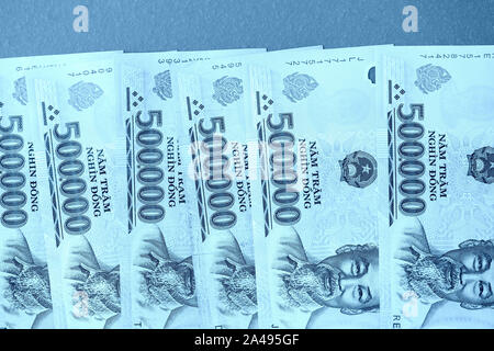 Fünf hundert tausend Vietnamesische Dong hautnah. Geld Hintergrund blau getönt Stockfoto