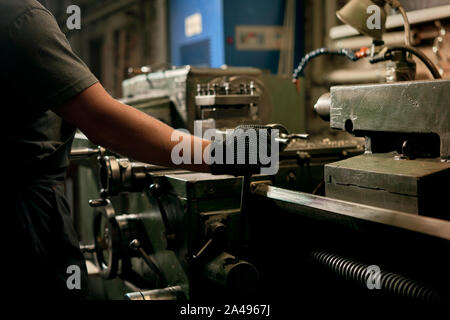 Mann bei der Arbeit auf einer Drehmaschine Stockfoto