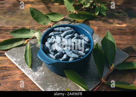 Geißblatt Beeren in eine Schüssel am Gartentisch. Stockfoto