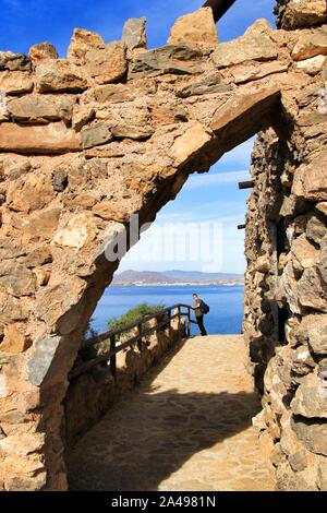 La Azohia, Cartagena, Spanien - Oktober 2, 2019: Touristen besuchen und entspannen in Santa Elena Turm in einem sonnigen Tag im Herbst. Starke Steinbogen von Santa Stockfoto