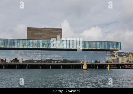 Kopenhagen, Dänemark - 25. MAI 2017: Modernes Gebäude der Neuen Royal Playhouse Theater in der Altstadt mit Blick auf berühmte Kopenhagen Waterfront, Ny Stockfoto