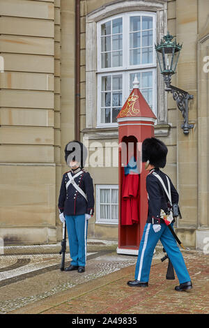Kopenhagen, Dänemark - 16 September 2017: Königliche Wachen während der Zeremonie, die Wachen auf dem Platz an Schloss Amalienborg, Kopenhagen, Den Stockfoto