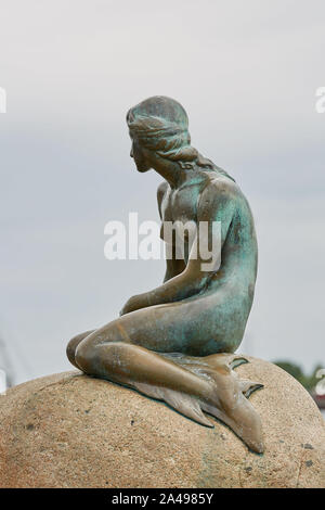 Kopenhagen, Dänemark - 28. Juni 2017: Die Statue der Kleinen Meerjungfrau in Kopenhagen in Dänemark. Sehr beliebtes Touristenziel. Stockfoto