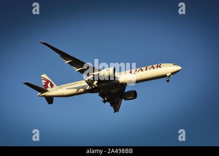 Qatar Airlines Boeing 777-300A7-BEQ Ansatz von Flughafen Perth, Western Australia Stockfoto