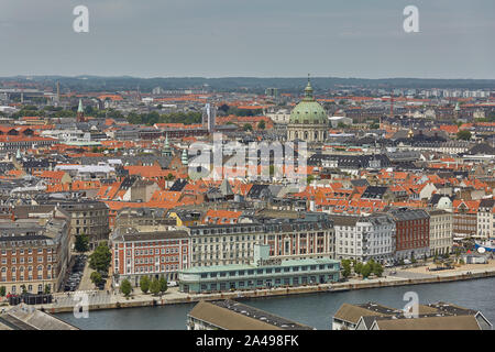 Kopenhagen, Dänemark - 28. JUNI 2017: Skyline von skandinavischen Stadt Kopenhagen in Dänemark von einem bewölkten Tag. Stockfoto