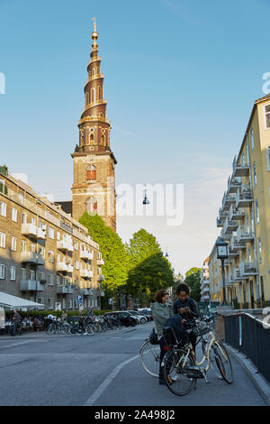 Kopenhagen, Dänemark - 25. MAI 2017: Zwei Frauen auf der Straße mit der Kirche unseres Erlösers (Vor Frelsers Kirke) im Hintergrund, Kopenhagen, Stockfoto