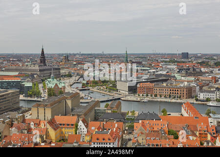 Kopenhagen, Dänemark - 28. JUNI 2017: Skyline von skandinavischen Stadt Kopenhagen in Dänemark von einem bewölkten Tag. Stockfoto