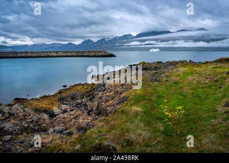 Die weiße Kreuzfahrtschiff in die isländische Hafen im Fjord Western Island Stockfoto