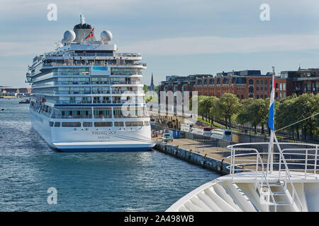 Kopenhagen, Dänemark - 25. MAI 2017: Cruise Ship Viking Sky im Hafen von Kopenhagen in Dänemark angedockt. Stockfoto