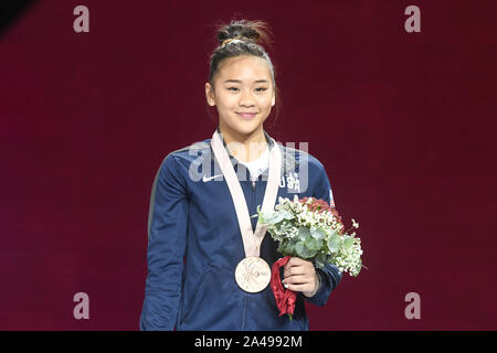 Stuttgart, Deutschland. 12 Okt, 2019. SUNISA LEE Posen für Fotos auf die Auszeichnungen Podium während des Wettbewerbs in der Hanns-Martin-Schleyer-Halle in Stuttgart statt. Credit: Amy Sanderson/ZUMA Draht/Alamy leben Nachrichten Stockfoto