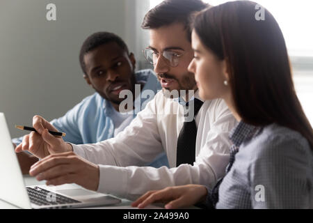 Gemischte Rasse Mitarbeiter hören zu zuversichtlich, Team Leader konzentriert. Stockfoto