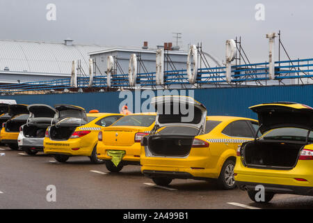 Taxi Autos mit offenen Leitungen für das Verstecken von Kennzeichen, stand in der Nähe der Abflughalle am Flughafen Vnukovo in Moskau, Russland Stockfoto