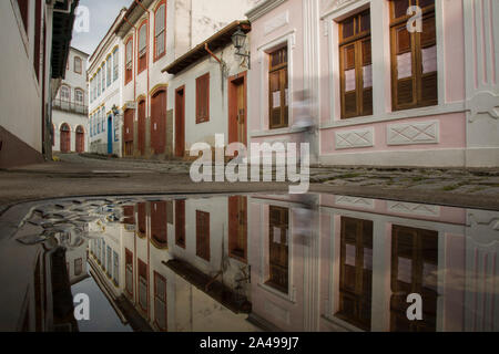 Sao Joao del Rei, Minas Gerais, Brasilien - März 05, 2016: Reflexion in der Pfütze Wasser einer Straße im historischen Zentrum von Sao Joao del Rei Stockfoto