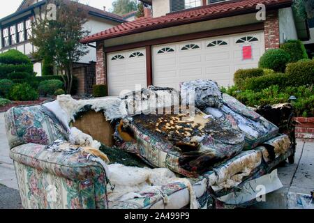 Sylmar, Kalifornien, USA. 12 Okt, 2019. Brannten Häuser in der Sattleridge Brand im Porter Ranch Bereich Sylmar, östlich von Los Angeles. Santa Ana Winde verursacht ein Bürste Feuer in den nördlichen Ausläufern des San Fernando Valley am Okt. 11, Brennen von 7.500 Hektar, mindestens 31 Strukturen, darunter viele Wohnungen, und zwingen Tausende zu fliehen. Die Bewohner sind nur die Rückkehr in ihre Häuser heute, und bestaunen Sie die verbrannten Hänge um Sie herum. Credit: Amy Katz/ZUMA Draht/Alamy leben Nachrichten Stockfoto