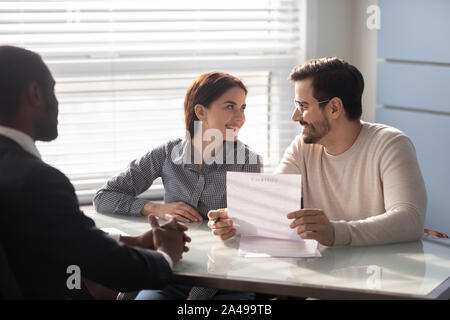 Glückliche Familie Paar clients Konferenz african american Financial Consultant. Stockfoto