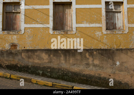 Cunha, Sao Paulo, Brasilien - 10. Januar 2016: Fassade eines gelben Haus im Kolonialstil in einem Hang des historischen Zentrums von Cunha Stockfoto