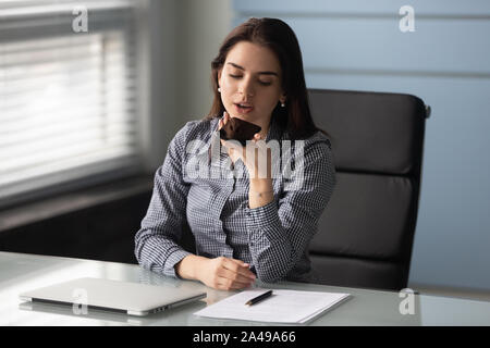 Freundlich Geschäftsfrau, die Aufzeichnung von Sprachnachrichten auf dem Smartphone. Stockfoto