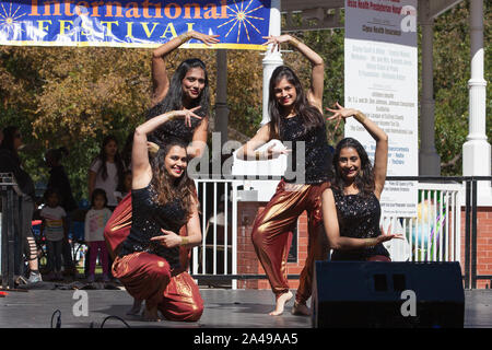 Houston, USA. 12 Okt, 2019. Eine Gruppe von indischen Damen durchführen Volkstanz im 15 Plano Internationales Festival in Plano, Texas, USA, May 12, 2019. Credit: Tian Dan/Xinhua/Alamy leben Nachrichten Stockfoto