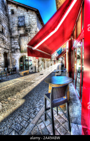 Brantome en Périgord, Frankreich. Künstlerische Ansicht von Cafés und Geschäften auf Brantome die Rue Victor Hugo. Stockfoto