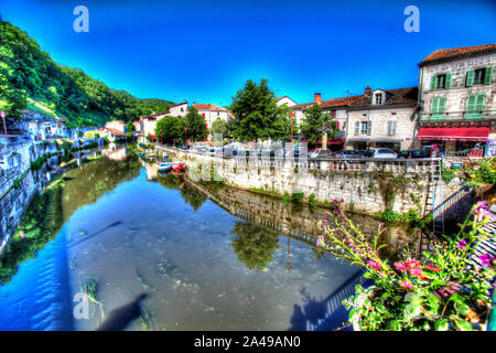 Brantome en Périgord, Frankreich. Künstlerische Sicht auf den Fluss Dronne, wie es fließt durch die französische Stadt von Brantome. Stockfoto