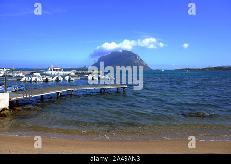 Porto San Paolo, Sardinien, Italien. Die Insel Tavolara im Hintergrund Stockfoto