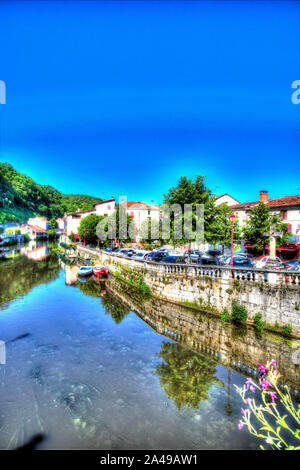 Brantome en Périgord, Frankreich. Künstlerische Sicht auf den Fluss Dronne, wie es fließt durch die französische Stadt von Brantome. Stockfoto