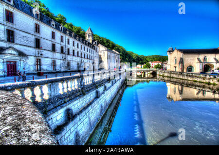 Brantome en Périgord, Frankreich. Künstlerische Sicht auf den Fluss Dronne, mit der Abtei von Brantome auf der linken Seite des Bildes. Stockfoto