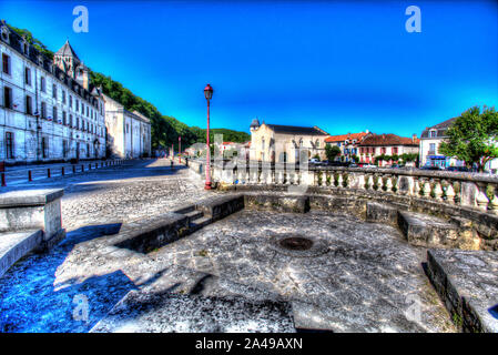 Brantome en Périgord, Frankreich. Künstlerische Sicht auf den Boulevard Charlemagne durch den Fluss Dronne, mit der Abtei von Brantome auf der linken Seite. Stockfoto