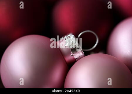 Rosa Christbaumschmuck Kugel mit Silver Clip Makro Hintergrund Stockfoto