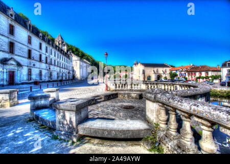 Brantome en Périgord, Frankreich. Künstlerische Sicht auf den Boulevard Charlemagne durch den Fluss Dronne, mit der Abtei von Brantome auf der linken Seite. Stockfoto