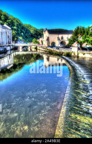 Brantome en Périgord, Frankreich. Künstlerische Ansicht einer Wehr auf der Dronne, mit der Pont Notre-Dame im Hintergrund. Stockfoto