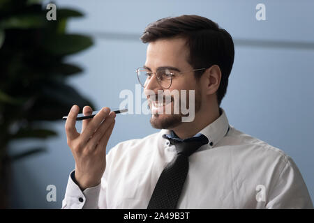 Happy tausendjährigen Geschäftsmann mit Hilfe virtueller Assistent Service. Stockfoto