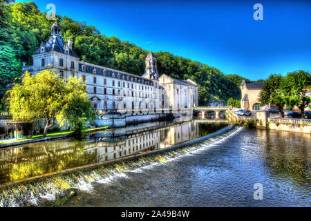 Brantome en Périgord, Frankreich. Künstlerische Ansicht einer Wehr auf der Dronne, mit der Abtei von Brantome im Hintergrund. Stockfoto