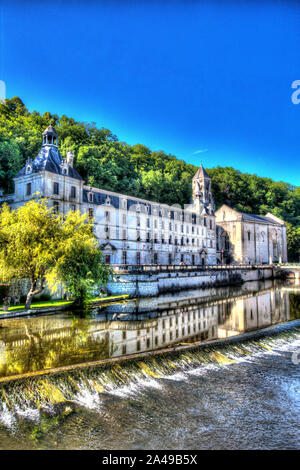 Brantome en Périgord, Frankreich. Künstlerische Ansicht einer Wehr auf der Dronne, mit der Abtei von Brantome im Hintergrund. Stockfoto